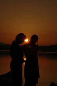 Mondfeuer_Frauen am See, bei Sonnenuntergang