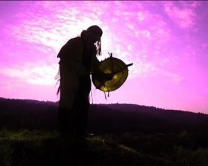 Absolventen unseres Teachertraining - Schamane mit Trommel auf dem Berg