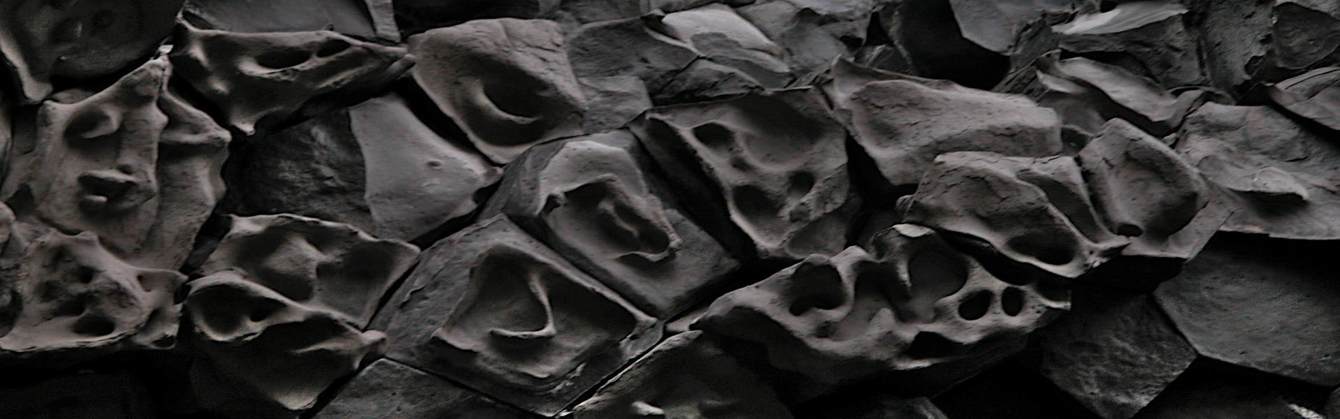 Geister-Gesichter-Island geschmolzene Basaltköpfe