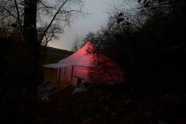 Zelt mit Eingang-rot erleuchtet
