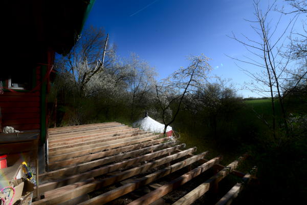 Balken gesetzt, bau einer Terrassen-Plattform vor einem Bienenhaus im Wald