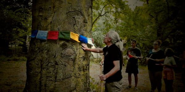 Schamanismus und Solawi_Baumzeremonie-Heiko Sippenauer legt die Hand an den Zeremonien-Baum,