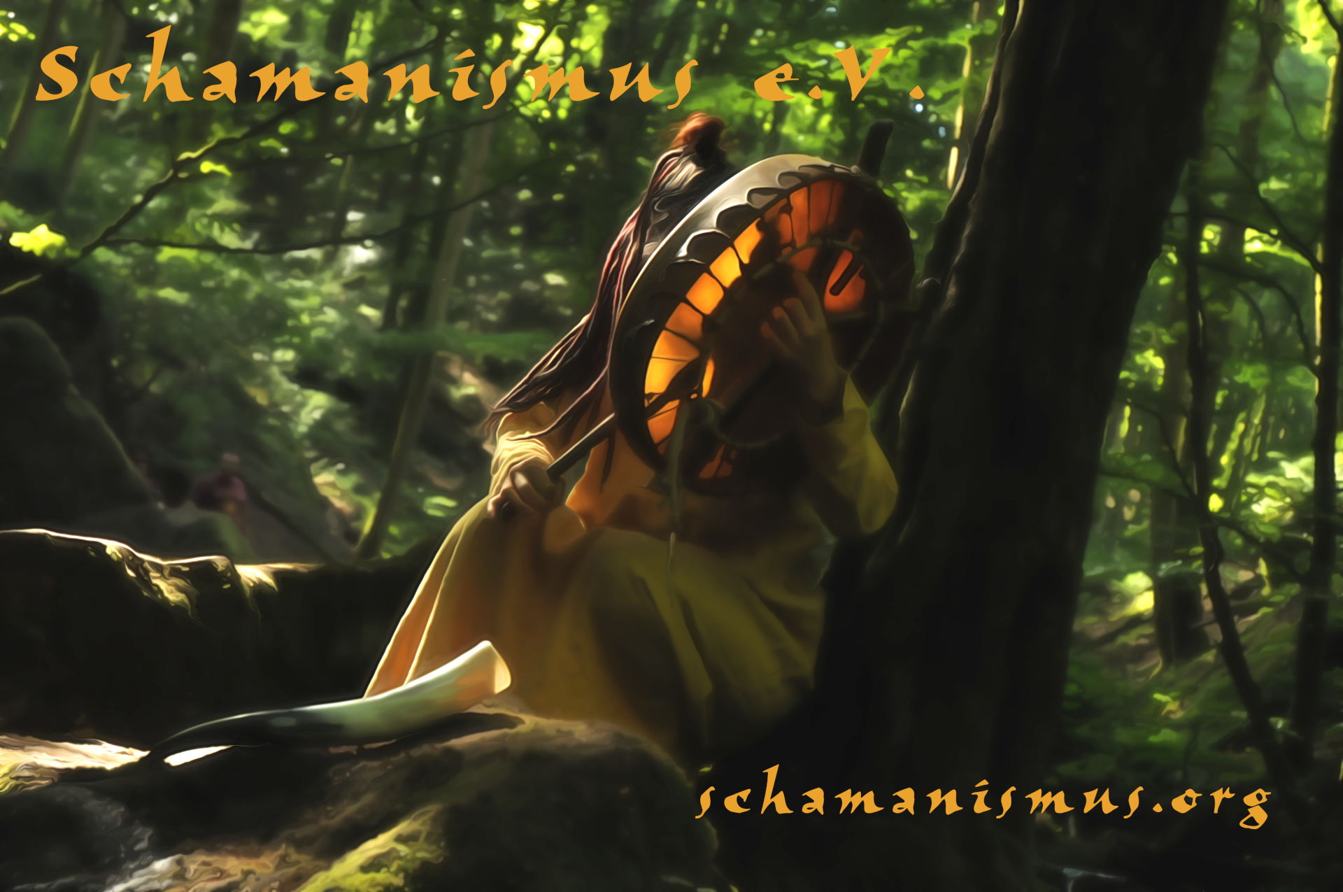 Schamanismus e.V. - Frau sitzt mit einer Trommel an einem Baum im Wald