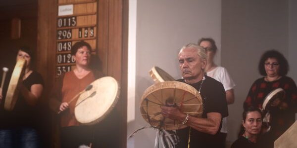 Heiko Sippenauer mit seiner Trommelgruppe auf der Bühne des Live Peace Festivals 2025