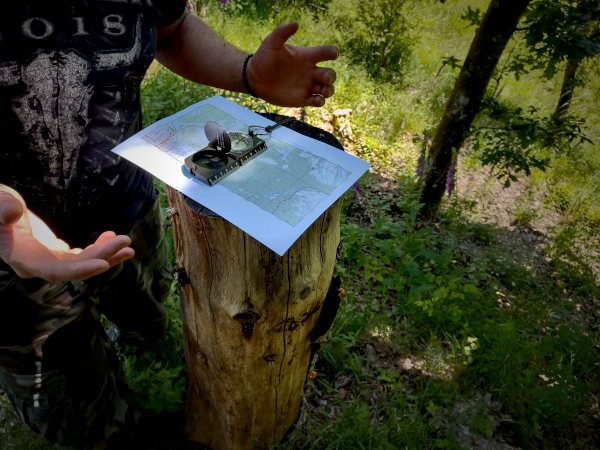 Karte und Kompass auf Baumstumpf