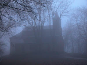 Orte der Kraft - Eine Kapelle im Nebelwald